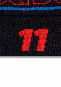 Czarna dzianinowa czapka beanie z haftowanym na przodzie czerwonym numerem "11" oraz niebieskim paskiem nad napisem. Miękka tkanina, dobrze dopasowana.