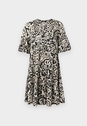 Vestido con estampado negro y beige, con escote en forma de V, mangas cortas acampanadas y un dobladillo fruncido y con volantes. Fabricado en una tela ligera.
