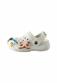 Sabots blancs ornés de charms représentant des personnages de dessin animé comme Donald Duck et Chip et Dale. Fabriqués en matériau texturé et durable avec des trous de ventilation.