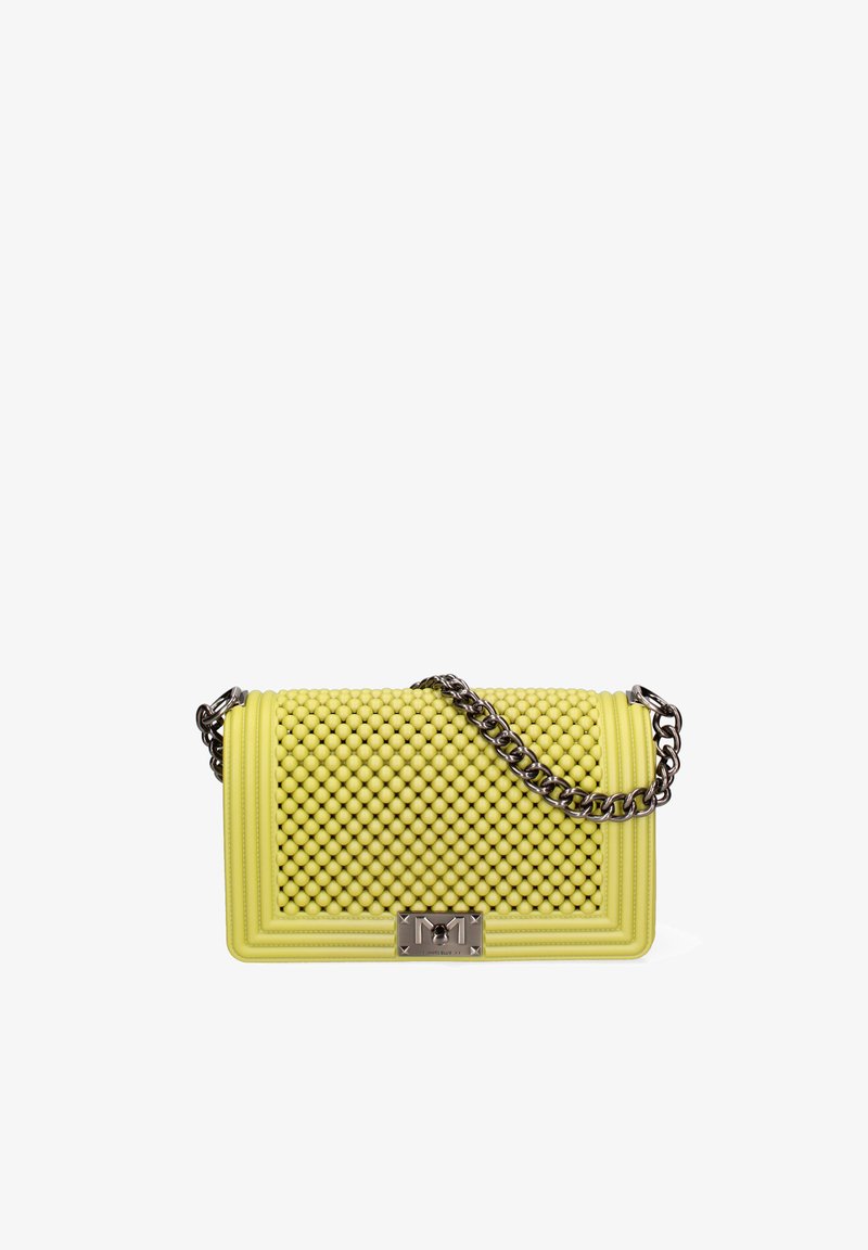 Sac à main texturé jaune en perles surélevées, de forme rectangulaire, avec une bandoulière en chaîne argentée contrastante et un détail de fermoir métallique.