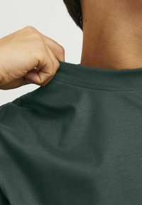 Jack & Jones JJEURBAN EDGE TEE NOOS - Basic T-shirt - forest river