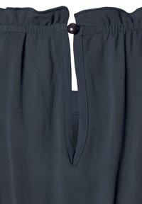 Granatowa bluzka z V-kształtnym dekoltem z tyłu, marszczonym wykończeniem na szyi oraz ozdobnym ciemnym guzikiem. Miękka tkanina o gładkiej fakturze.