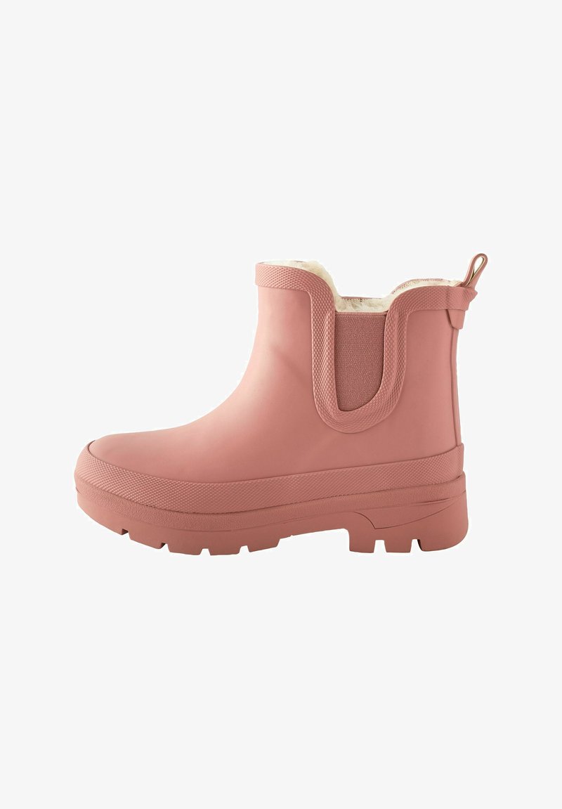 Botte de cheville en caoutchouc rose avec une finition texturée, des panneaux latéraux élastiques et une doublure douce. Comprend une semelle robuste avec un motif de crampons.