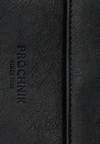 Czarny skórzany portfel z teksturowaną powierzchnią, wytłoczonym logo "PROCHNIK" i subtelnymi detalami przeszycia wzdłuż brzegów.
