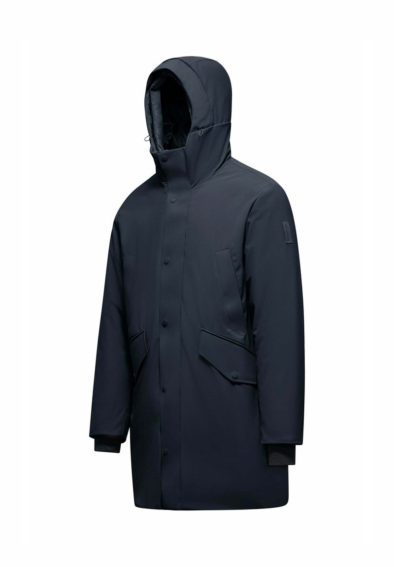 Marineblauwe waterdichte parka met een hoge kraag, verstelbare capuchon, twee diepe voorzakken en geribde manchetten. Gladde textuur en minimalistisch ontwerp.