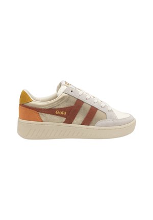 Sneaker blanc et doré avec des accents rouges et orange ; comprenant du daim texturé et du cuir lisse, des lacets blancs et une semelle à motif.