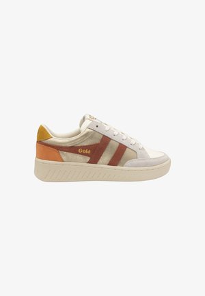 Sneaker bianco e oro con accenti rossi e arancioni; presenta suede testurizzato e pelle liscia, lacci bianchi e una suola con motivo.
