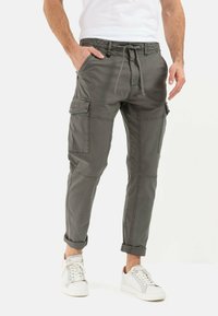 Cargo-Hose aus grauem Stoff mit einem Kordelzugbund, schmaler Passform und umgeschlagenen Säumen. Sie verfügt über seitliche Taschen und dezente Nahtdetails.
