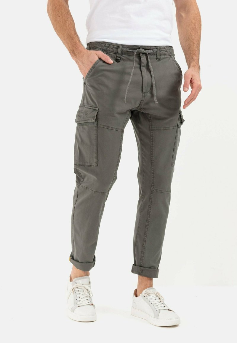 Cargo-Hose aus grauem Stoff mit einem Kordelzugbund, schmaler Passform und umgeschlagenen Säumen. Sie verfügt über seitliche Taschen und dezente Nahtdetails.