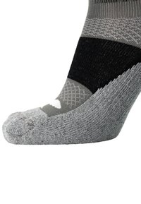 Calcetín gris con diferentes texturas y tonalidades, que presenta rayas en negro y gris claro, puntera reforzada y secciones de malla con patrón para mayor transpirabilidad.