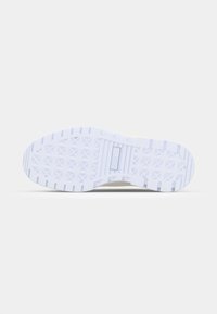 Weiße Sneaker-Sohle mit einer strukturierten GummOberfläche, die ein geometrisches Muster und ein Logo aufweist. Helle Akzente in der Nähe der Ferse.