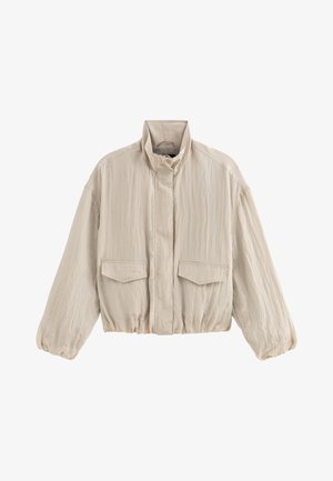 Beige lichtgewicht jack met hoge kraag, ritssluiting aan de voorkant, twee klepzakken en elastische zoom en manchetten.
