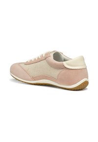 Sneaker rosa in suede con lati in mesh, lacci bianchi, un tab sul tallone bianco e una suola in gomma testurizzata. Punta arrotondata e design a profilo basso.