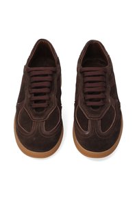 Braune Wildledersneaker mit runder Zehenpartie, flacher Gummisohle und braunem Schnürdesign. Verfügt über Ziernähte und einen gepolsterten Schaft.