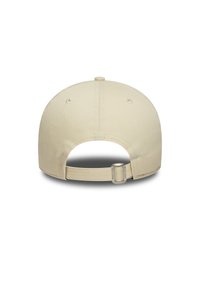 Beige színű baseball sapka ívelt napernyővel, textil anyagból készült, hátul állítható pánttal és hat szellőzőnyílással a tetején.