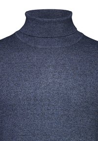 Granatowy sweter typu golf wyk wykonany z teksturowanej dzianiny. Charakteryzuje się wysokim kołnierzem oraz gładkim wykończeniem z delikatnymi tonalnymi różnicami.