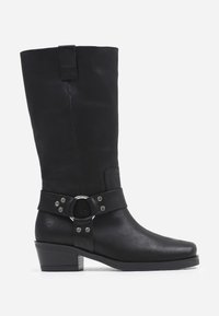 Botas de cuero negro hasta la rodilla con un acento de hebilla redonda, una correa ancha y un tacón cuadrado. Textura suave y diseño estilizado.