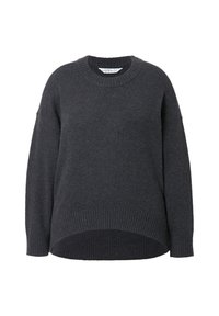 Suéter gris oscuro con cuello redondo acanalado y mangas largas. Presenta un dobladillo trasero ligeramente alargado para un ajuste relajado.