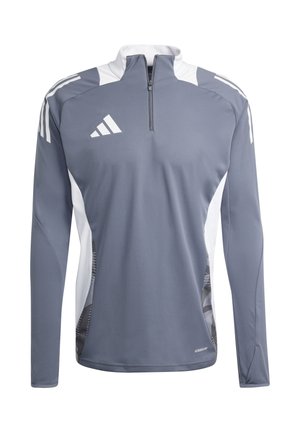 T-shirt de sport gris à manches longues avec un col zippé quart, des accents blancs et des panneaux latéraux présentant un motif géométrique. Le matériau semble lisse.