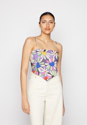 Body com estampado floral colorido e alças finas, apresentando tons de roxo, verde, rosa e azul, combinado com calças cream de cintura alta.