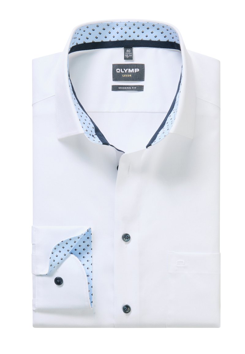Chemise blanche pour homme pliée, coupe moderne, avec col intérieur et poignets bleu clair à motifs, étiquetée Olymp Luxor.