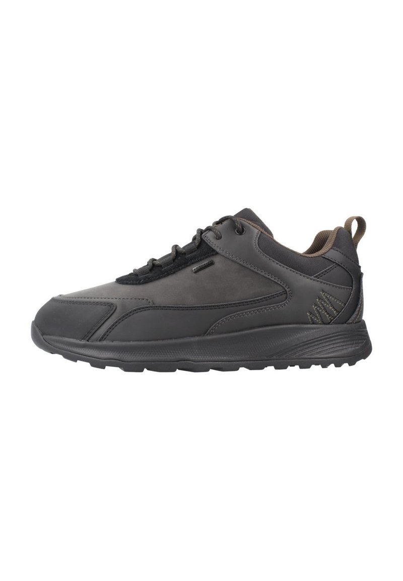 Zapatillas deportivas para hombre en cuero negro y parte superior sintética, con diseño de cordones, suela acolchada y detalles texturizados en el lateral.