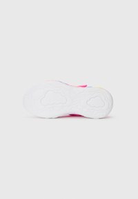 Obuv Skechers s bielou textúrovanou podrážkou; prevládajúca ružová horná časť s mnohobarevnými akcentmi; funkcia zahŕňa vzor oblakov na podrážke.