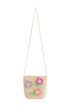 Beige vævet crossbody-taske med lang rem, dekoreret med tre farverige hæklede blomster i pink, lilla og fersken med grønne blade.