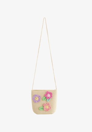 Beige vævet crossbody-taske med lang rem, dekoreret med tre farverige hæklede blomster i pink, lilla og fersken med grønne blade.
