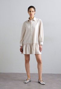 sandro DRESS WITH STRIPE - Skjortekjole - kaki/rose