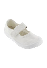 Zapatilla de lona blanca con una correa de Velcro, puntera redondeada, parte superior texturizada y suela blanca de goma flexible. Diseño minimalista, construcción ligera.