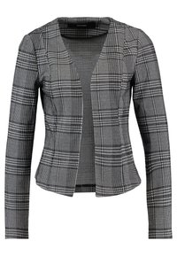 Černobílý kostkovaný blazer s přiléhavým střihem, otevřeným předním dílem, dlouhými rukávy a texturovanou tkaninou. Vyznačuje se klasickým kostkovaným vzorem.