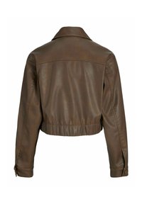 Giacca di pelle marrone corta con una texture liscia, colletto classico e polsini con bottoni. Presenta una vita arricciata e un dettaglio nella parte posteriore.