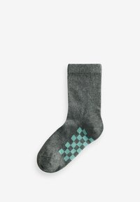 Grau gestrickte Socke aus weichem Stoff, mit einem gerippten Bündchen und einem türkisfarbenen Karomuster im Zehenbereich.