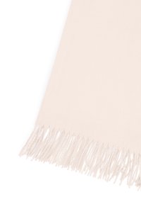 Foulard beige chiaro con una superficie liscia, caratterizzato da lunghe frange su un lato per un tocco di dettaglio in più. Design semplice ed elegante.