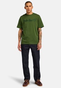 Timberland SHORT SLEEVE - Triko s potiskem - black forest green