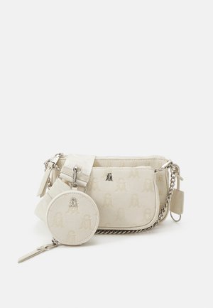Lille beige håndtaske med matchende rund møntpung, aftagelig bred rem, sølv kædedetalje og præget monogrammønster.