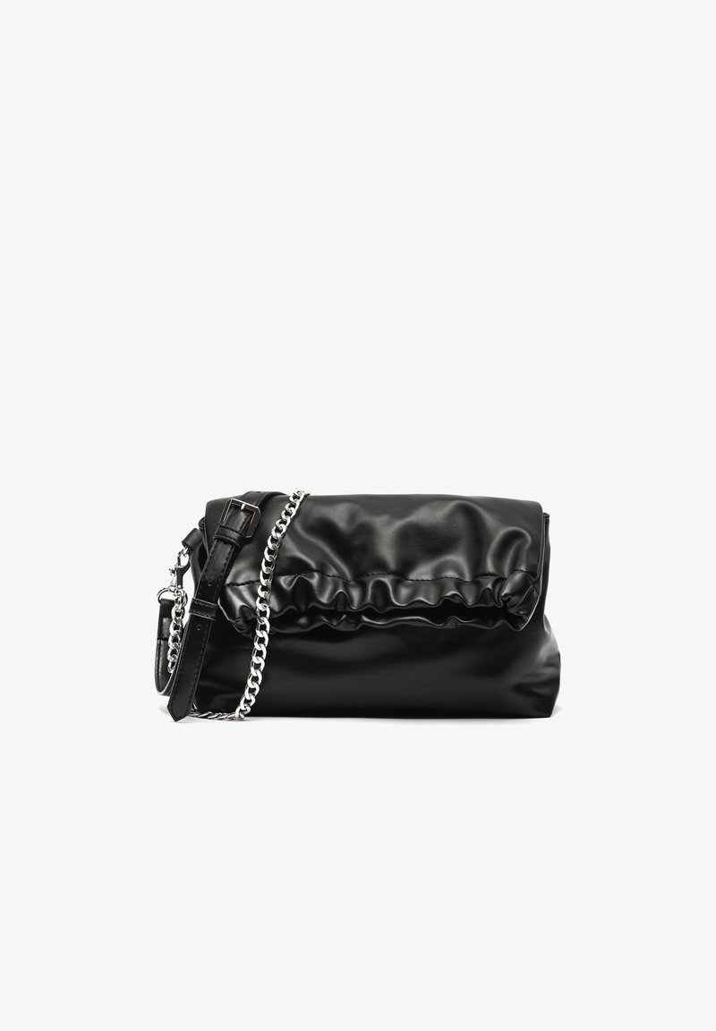 Črna usnjena torbica iz umetnega usnja z nabranim pokrovom in srebrnim verižnim trakom. Ima gladko teksturo in pravokotno obliko, kar omogoča strižno večnamensko styling.