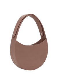 Rund, blushrosa handväska med en slät, blank yta, med ett brett band som är säkrat med metallknappar och en öppen toppdesign.