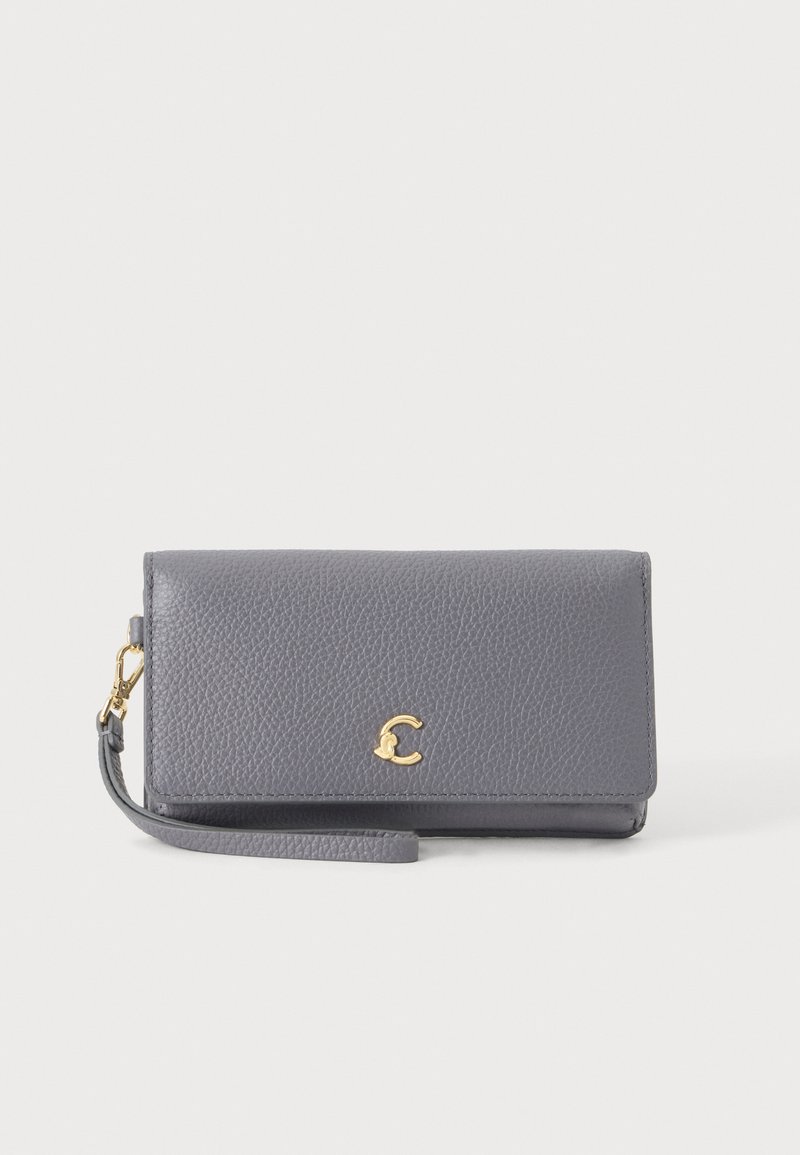 Porte-monnaie bracelet en cuir grainé gris avec fermoir doré et petit emblème logo doré sur le rabat avant.