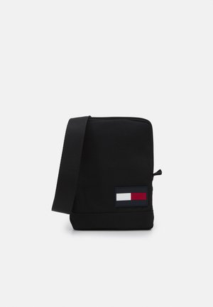 CORE COMPACT CROSSOVER UNISEX - Skuldertasker - black