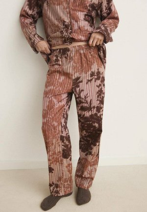 Conjunto de top y pantalones a juego en tonos marrón y óxido, con rayas verticales y un acabado texturizado. Ajuste cómodo, cinturilla elástica.