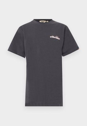 T-shirt grigio scuro a maniche corte con scollo a girocollo, piccolo logo "ellesse" rosa chiaro sul petto a sinistra e un'etichetta con il logo sulla manica.