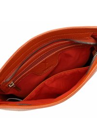 Orangefarbene Leder-Clutch mit strukturiertem Äußeren, rotem Innenfutter, einem Reißverschlussfach und zwei offenen Fächern.