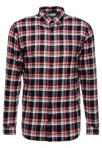 Camicia a quadri nei colori blu navy, rosso e bianco; presenta maniche lunghe, colletto button-down e chiusura frontale con bottoni a contrasto.