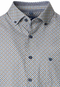 Koszula z krótkim rękawem z geometrycznym wzorem w kolorach niebieskim, żółtym i białym, z kołnierzykiem zapinanym na guziki oraz kieszonką na piersi.