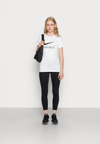Nike Sportswear W NSW TEE JDI SLIM - Majica kratkih rukava s printom - white/black