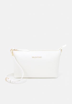 Valkoinen nahkainen Valentino-rannepusse kullanvärisellä vetoketjulla ja irrotettavalla hihnalla yksivärisellä taustalla.