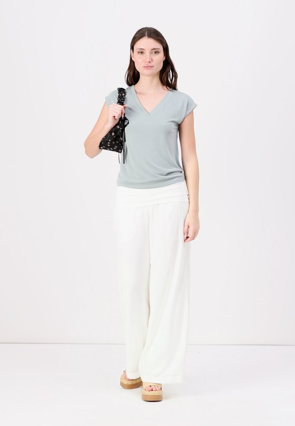 ONLFREE LIFE V NECK - Basic T-shirt - abyss3