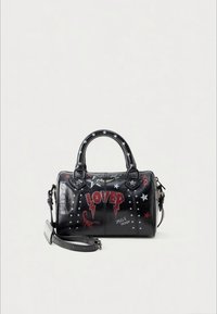 Mala de mão em pele preta com duas alças superiores, uma alça destacável e texto e ícones em estilo grafitti a vermelho e branco, incluindo estrelas e desenhos de escorpião.